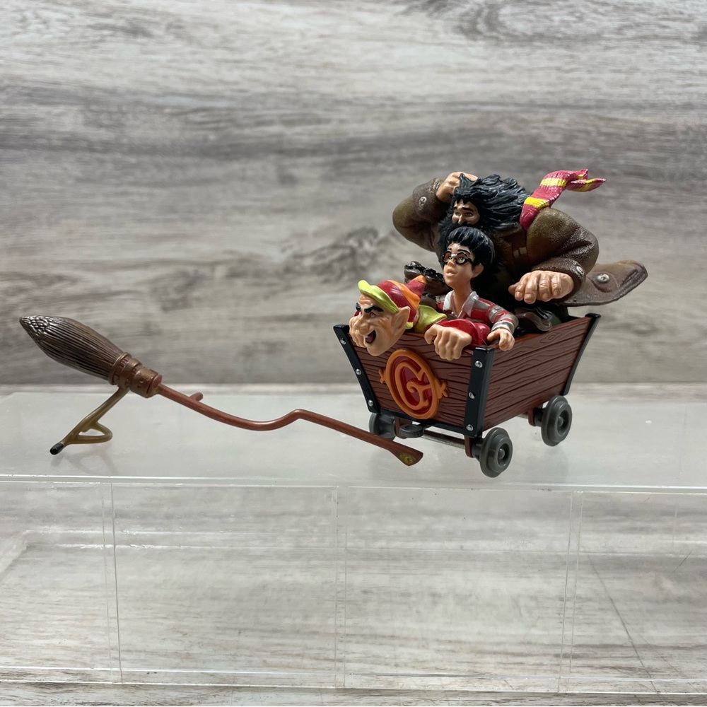 Harry Potter Gringotts Vault Cart Hagrid Goblin Die-Cast 2000 Mattel + Broom